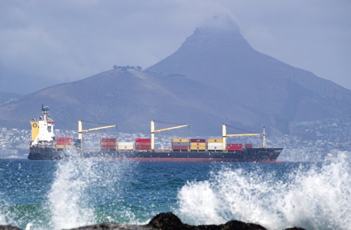 Товарен кораб заседна тази сутрин в Суецкия канал и затрудни